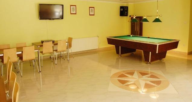 Pod Arkadami Hotel Darlowko Ngoại thất bức ảnh