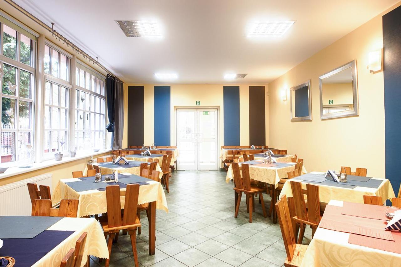 Pod Arkadami Hotel Darlowko Ngoại thất bức ảnh