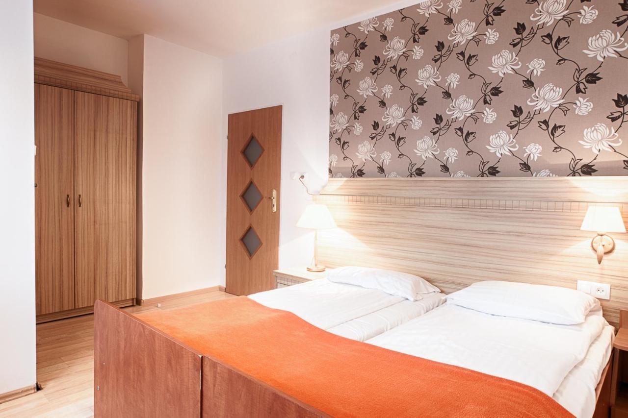 Pod Arkadami Hotel Darlowko Ngoại thất bức ảnh