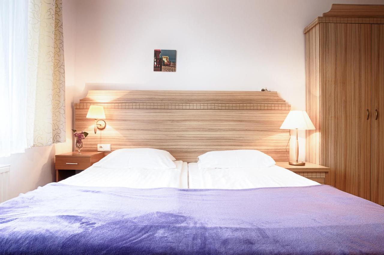 Pod Arkadami Hotel Darlowko Ngoại thất bức ảnh